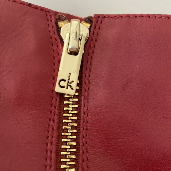 Vintage Calvin Klein Boots. Deep red with gold details..
square heel zippered - Picture 3 of 11